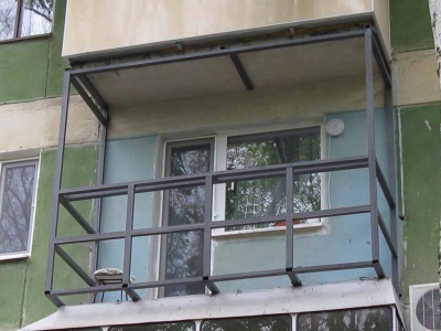 Остекление балкона с выносом по плите или парапету. Расширение балкона без перепланировки, качественное остекление и отделка балкона, фото.