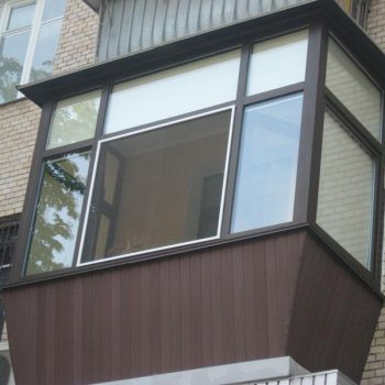Наружная отделка и остекление балкона с выносом.