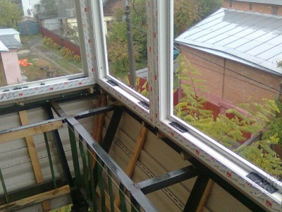 Остекление балкона с выносом по плите или парапету. Расширение балкона без перепланировки.
