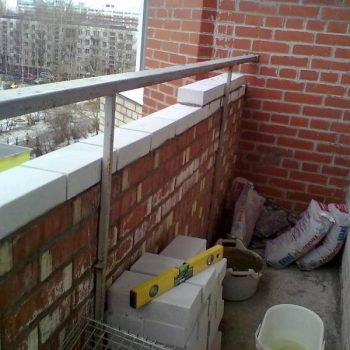 Кирпичная кладка на балконе в Томске.